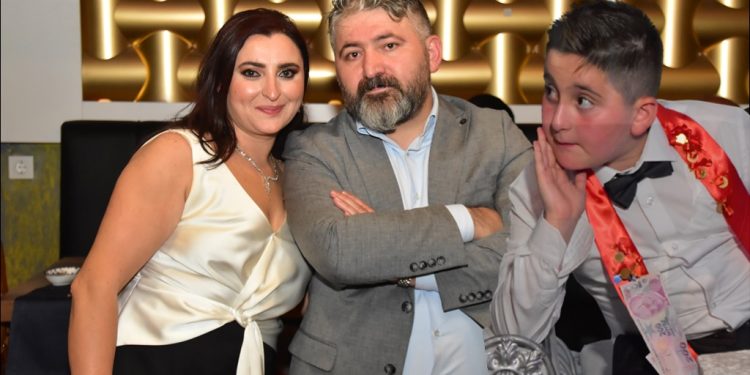 Cavit Kılıç ve Alev Kılıç çiftini mutlu günlerinde yakın dostları yalnız bırakmadılar