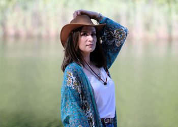 Gamze Akın her yeri ‘İstila’ etti