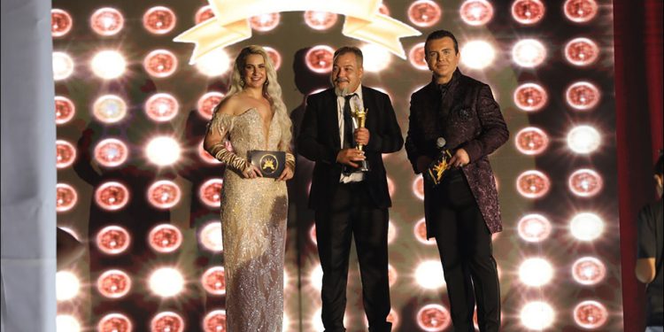 Klinik Psikolog Prof. Dr. Çağlar Seziş başarısını aldığı ödülle taçlandırdı