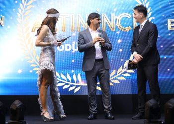 Conthes Home yılın en başarılı ev tekstil ve kırlent markası ödülünü aldı.