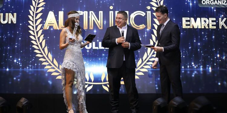 Lady Way Kozmetik & Gözenoğlu Dış Ticaret Yön. Kur. Başk. Cengiz Gözen Yılın En Başarılı Kozmetik Markası ödülünü aldı.