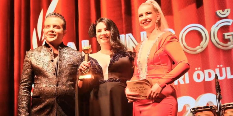 Burçak Atalık yılın en iyi çıkış yapan iş kadını ödülünü aldı