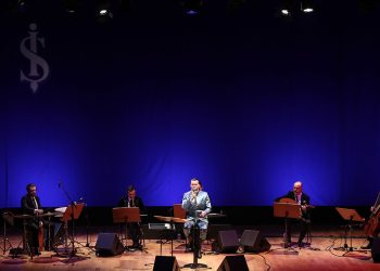 Cem Adrian “Solmayan Şarkılar”la İş Sanat’ta sahne aldı