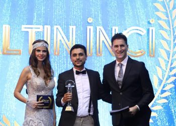 Kahramanmaraşlı fotoğrafçı Emre Güzel yılın en iyi çıkış yapan fotoğrafçısı ödülünü aldı.