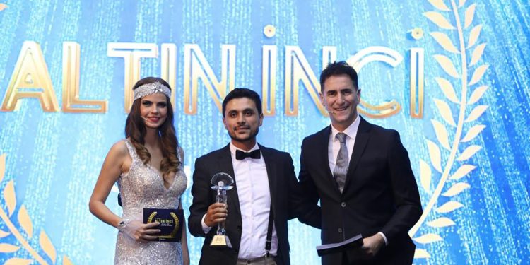 Kahramanmaraşlı fotoğrafçı Emre Güzel yılın en iyi çıkış yapan fotoğrafçısı ödülünü aldı.