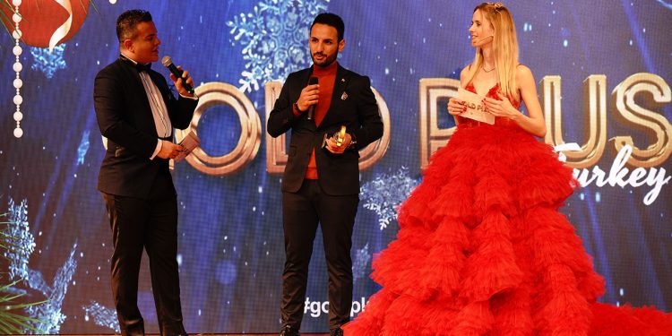 Yılın En İyi Çıkış Yapan Tatlı ve Lokum  Markası ödülünü Lokumların Efendisi olarak bilinen ünlü fenomen  Burak Akyürek  aldı.