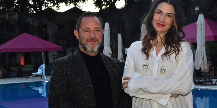 Cem Yılmaz’ın Bodrum’daki yeni eğlence mekanında Nilay Dorsa sahne aldı