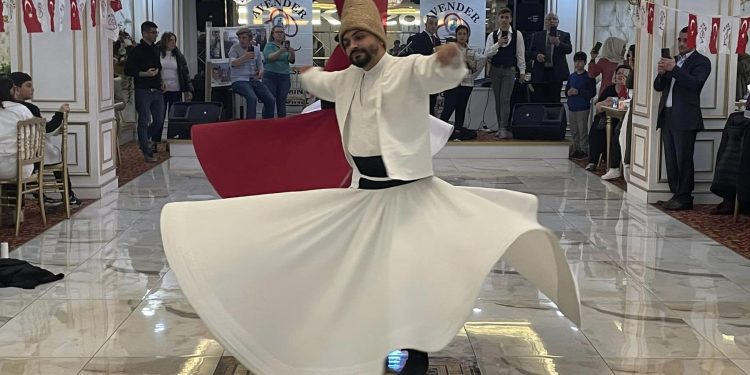 Avcılar Engelliler Derneğinin düzenlediği iftar yemeğine özel bireyler ve aileleri ile birlikte oruç açmanın keyfini yaşadılar