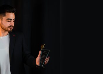 Fizyoterapist Ramazan Burak Sezen başarısını aldığı ödülle taçlandırdı.