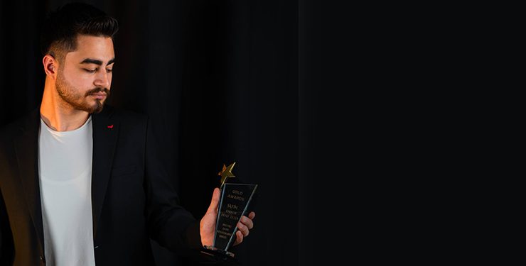 Fizyoterapist Ramazan Burak Sezen başarısını aldığı ödülle taçlandırdı.