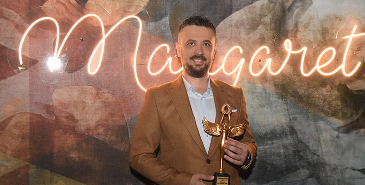 Yazar Emrah Pirdaloğlu başarısını aldığı ödülle perçinledi