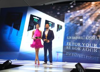 Yılın En Başarılı Kişisel Bakım Markası Seçilen ‘FE’nin Ödülünü Ahmet Ataş aldı.