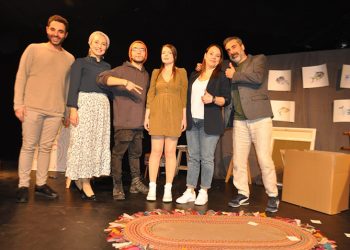 Özde Bilgili’nin başrolünü üstlendiği ”Cam” adlı tiyatro oyununun galası yapıldı