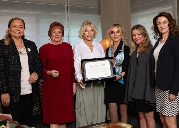 Ajda Pekkan 2024 yılın ilk plaketini Sanatta Engel Yok Vakfı’ndan aldı