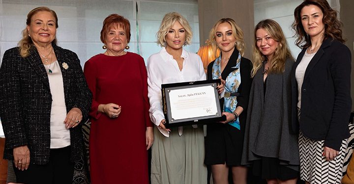 Ajda Pekkan 2024 yılın ilk plaketini Sanatta Engel Yok Vakfı’ndan aldı