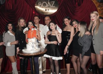 Teo Demir yeni yaşını işletmeciliğini yaptığı Boaz Roof’ta yakın dostlarıyla kutladı