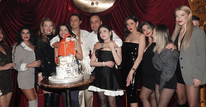 Teo Demir yeni yaşını işletmeciliğini yaptığı Boaz Roof’ta yakın dostlarıyla kutladı