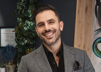 Ünlü diş hekimi Selahattin Kermen, sağlıklı ve güzel gülüşleri hastalarıyla buluşturuyor