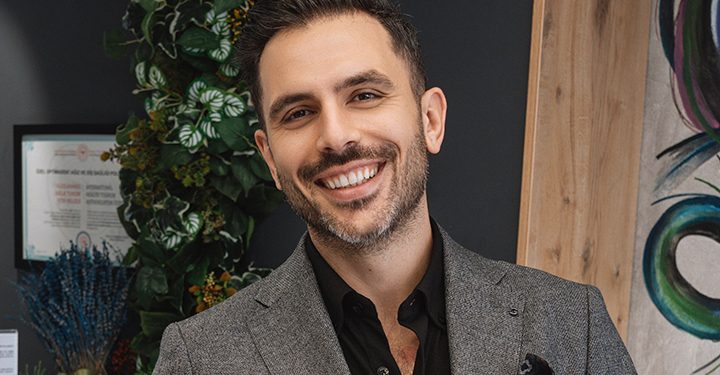 Ünlü diş hekimi Selahattin Kermen, sağlıklı ve güzel gülüşleri hastalarıyla buluşturuyor