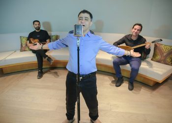 Ali Batgi bir Ahmet Kaya klasiği olan “Birazda Sen Ağla” şarkısına tekrar hayat verdi