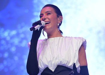 Sıla, Harbiye konserlerine seyirci korosu ile başladı