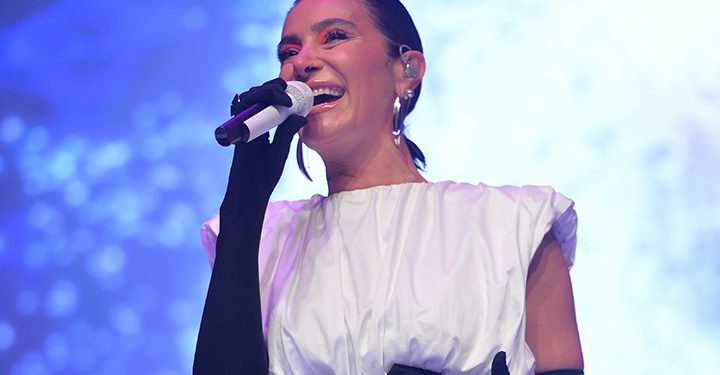 Sıla, Harbiye konserlerine seyirci korosu ile başladı