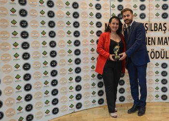 Ayşegül Battal Güler başarısını aldığı ödülle perçinledi.