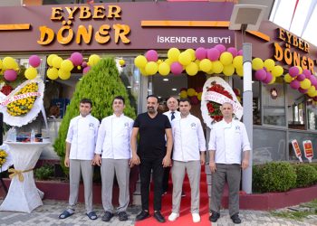 Ünlü sanatçı Berhan Ertoprak’ın kendi markası “Eyber Döner” açılışına yoğun ilgi