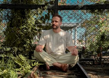 Samet Beşikçi funk ve reggae’nin coşkulu sularında yüzüyor; “İsteksizce Çevir Sayfayı”